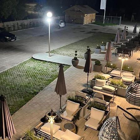 Holdvirag Hotel Sarvar Bagian luar foto