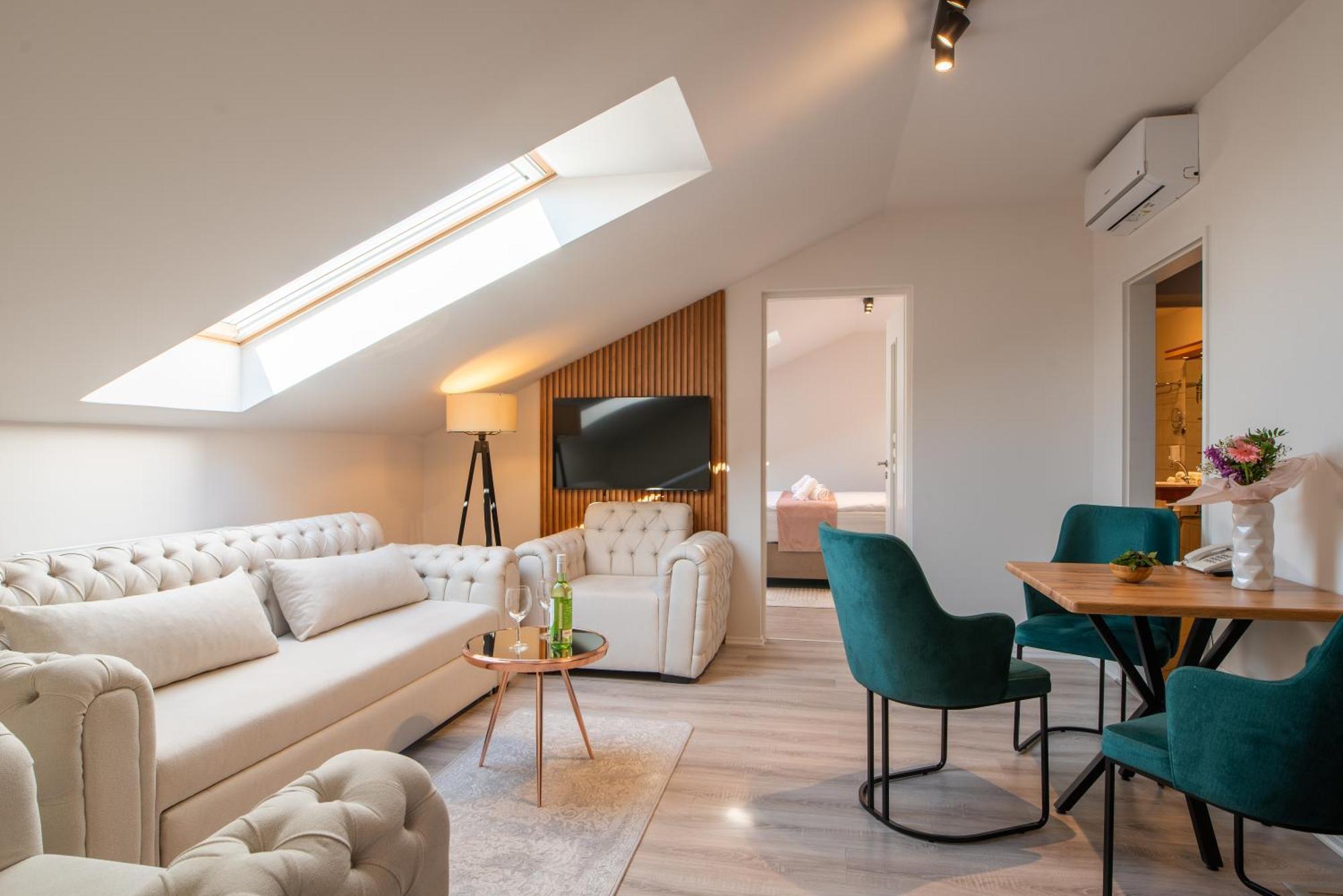 Holdvirag Hotel Sarvar Bagian luar foto