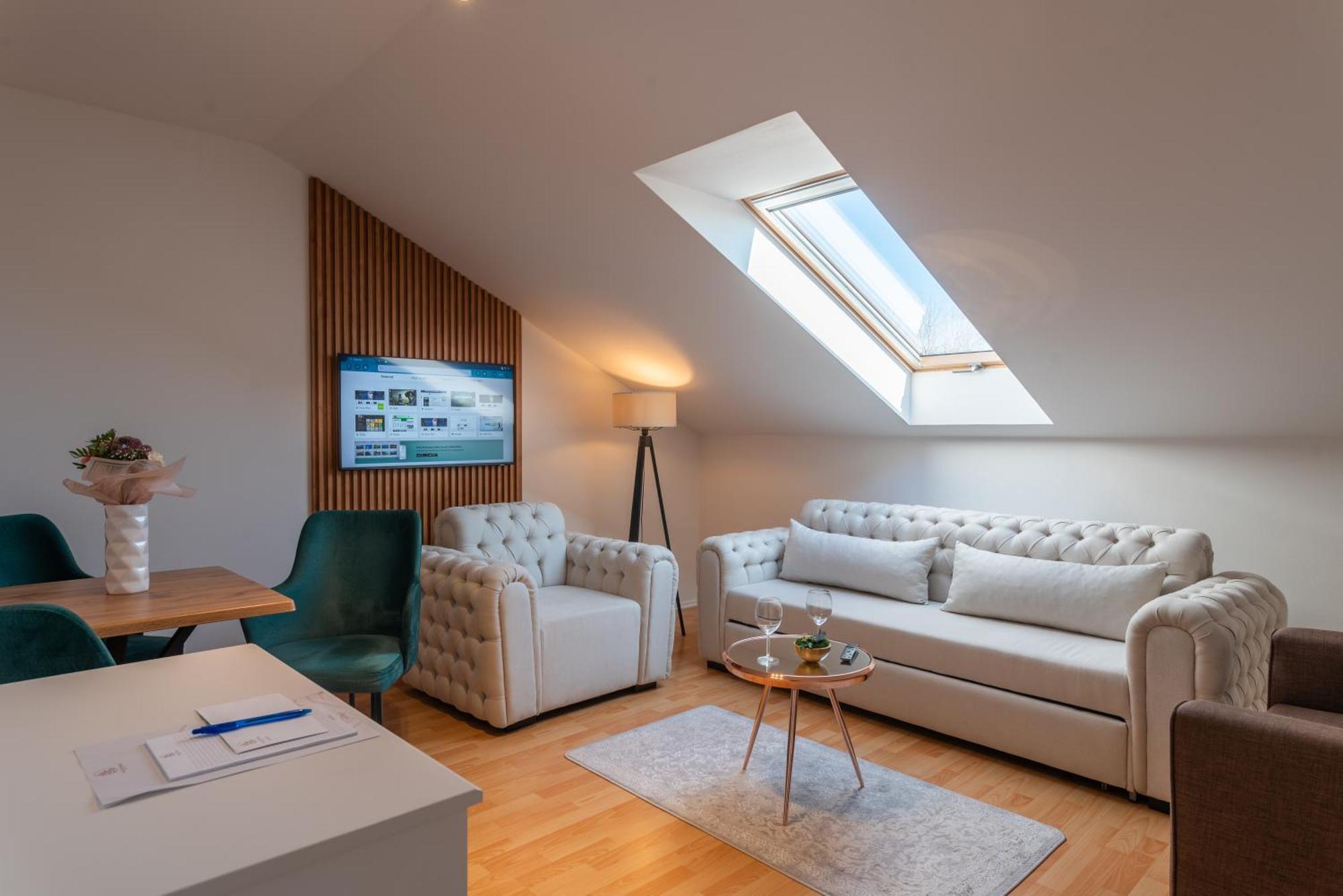 Holdvirag Hotel Sarvar Bagian luar foto