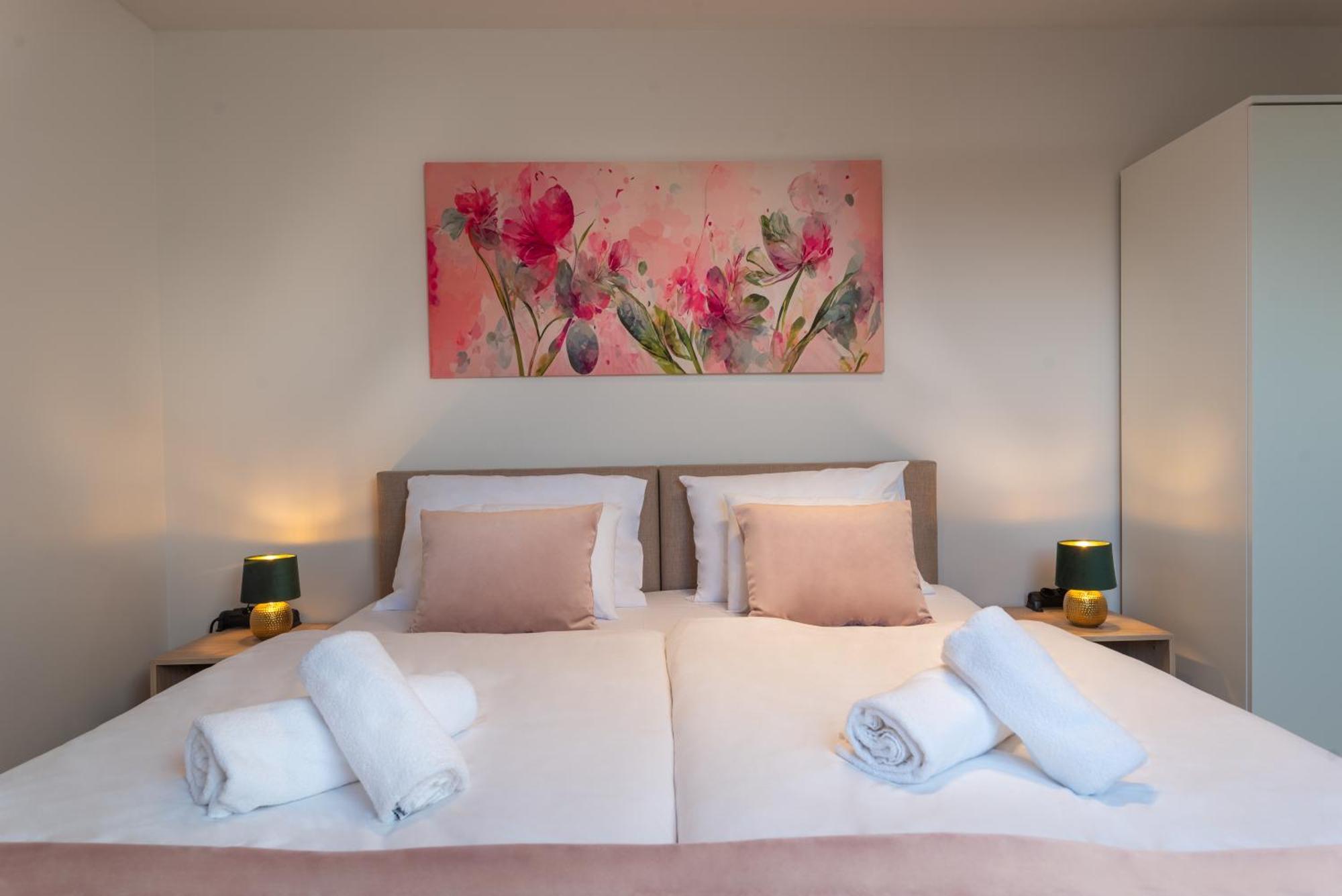 Holdvirag Hotel Sarvar Bagian luar foto