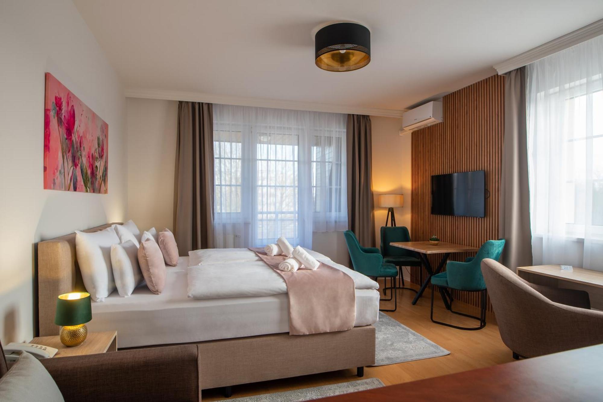 Holdvirag Hotel Sarvar Bagian luar foto