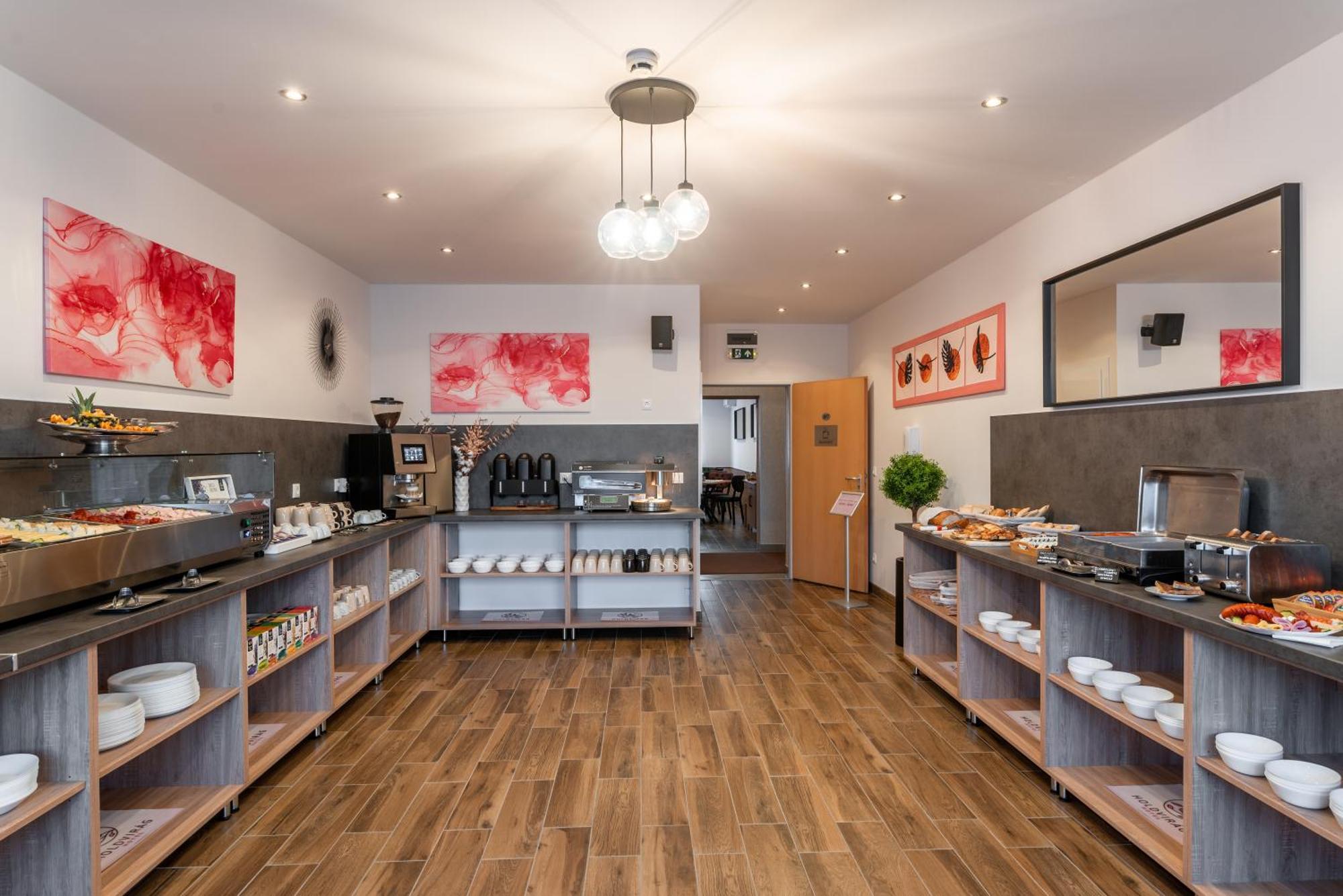 Holdvirag Hotel Sarvar Bagian luar foto