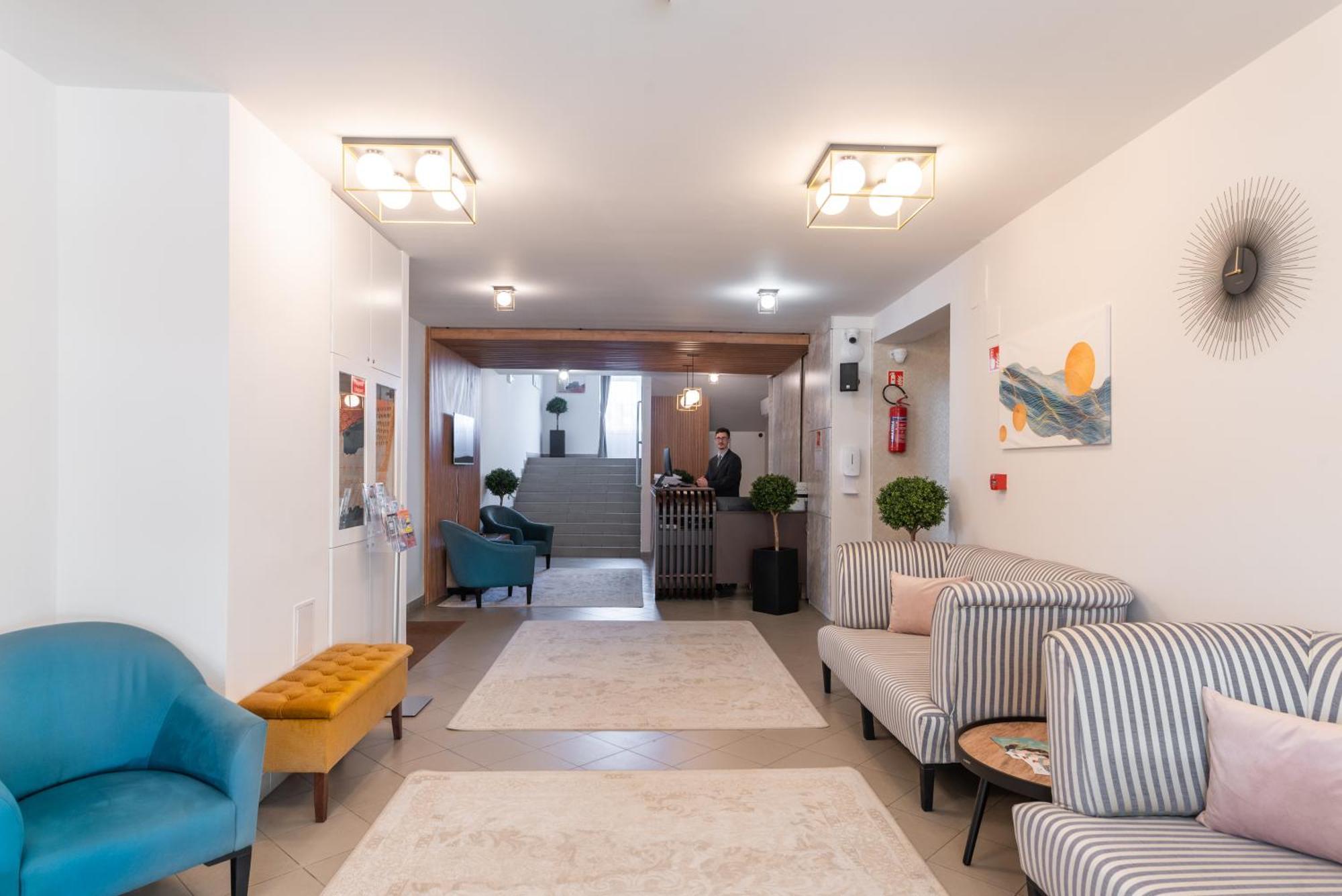 Holdvirag Hotel Sarvar Bagian luar foto