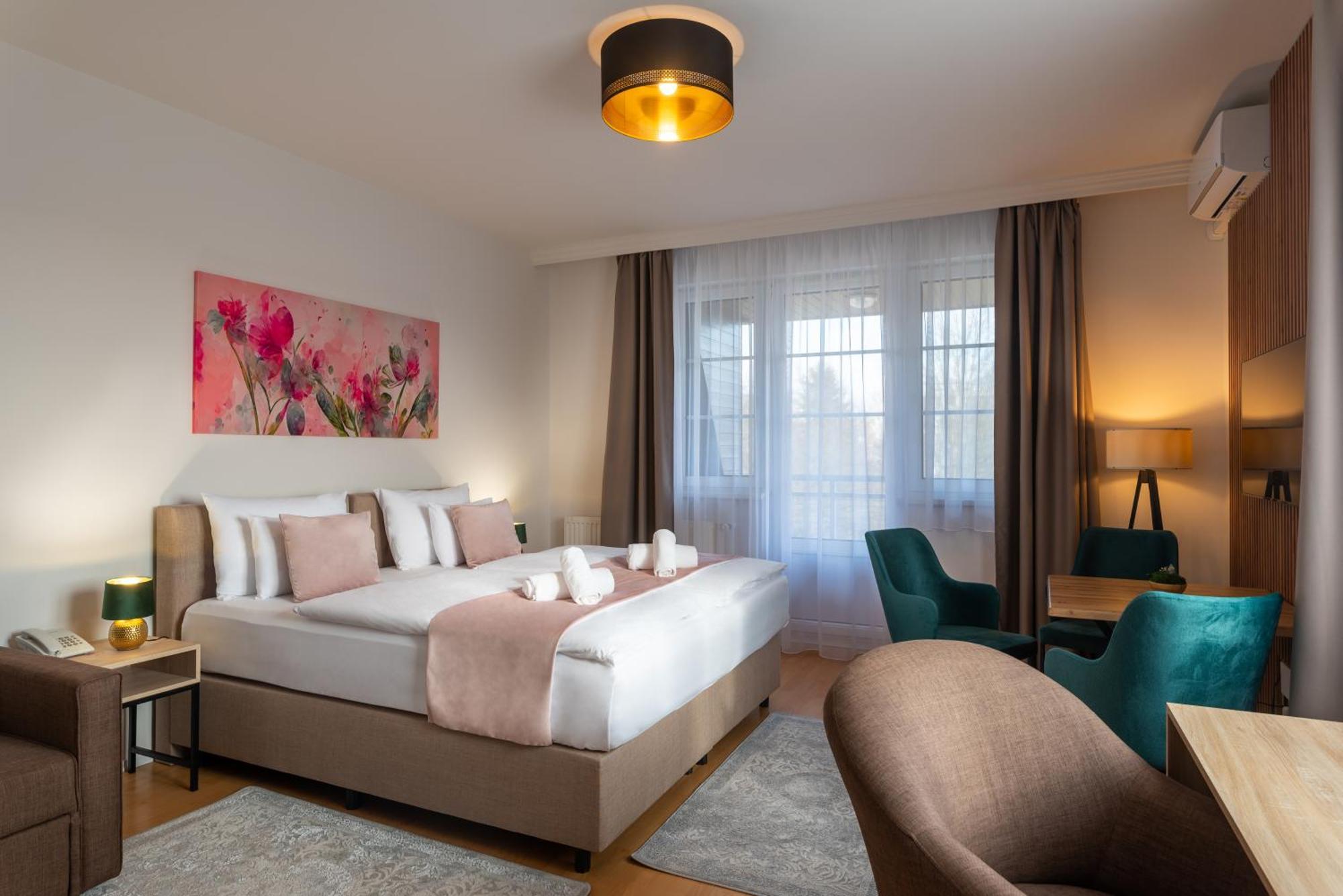 Holdvirag Hotel Sarvar Bagian luar foto