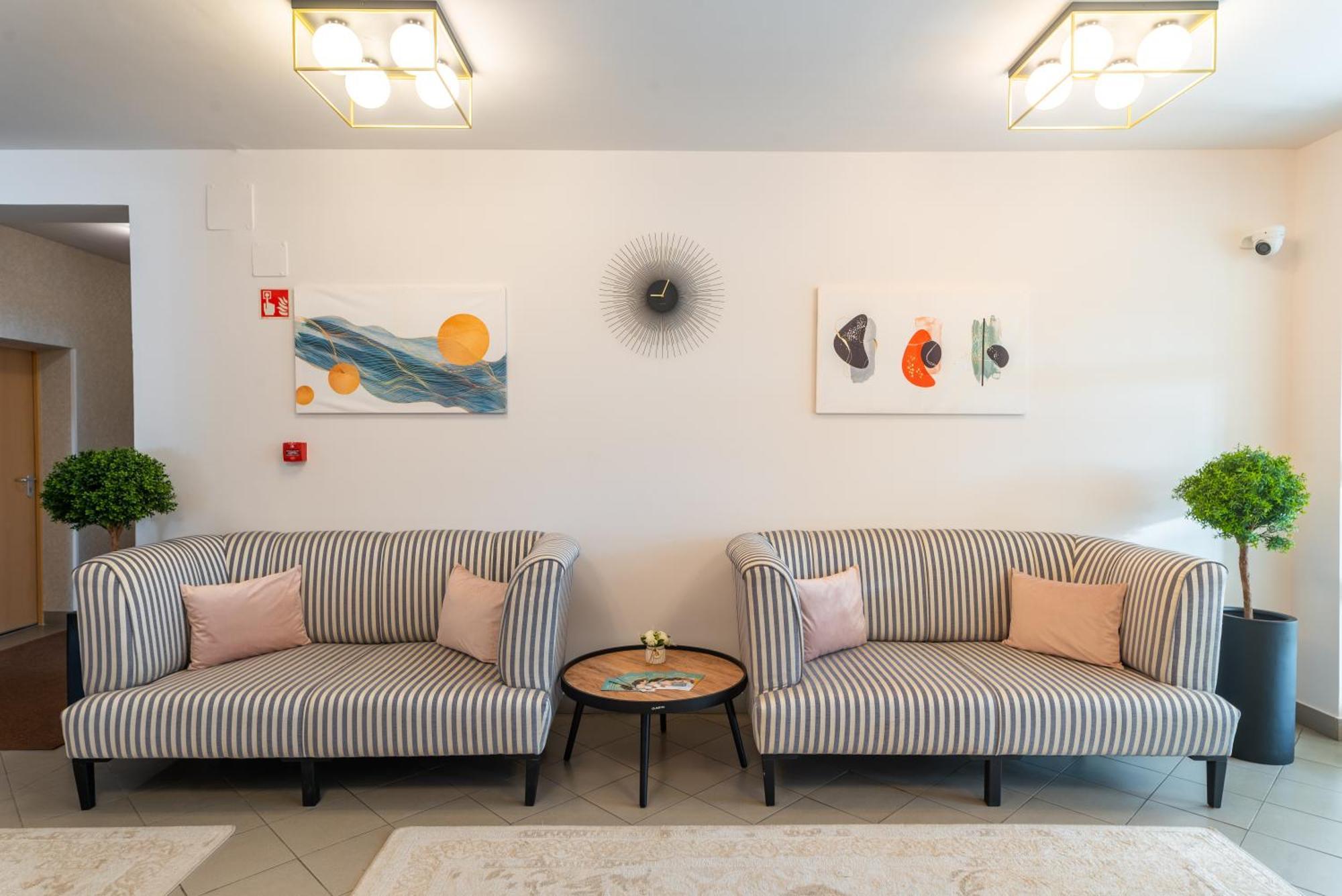 Holdvirag Hotel Sarvar Bagian luar foto