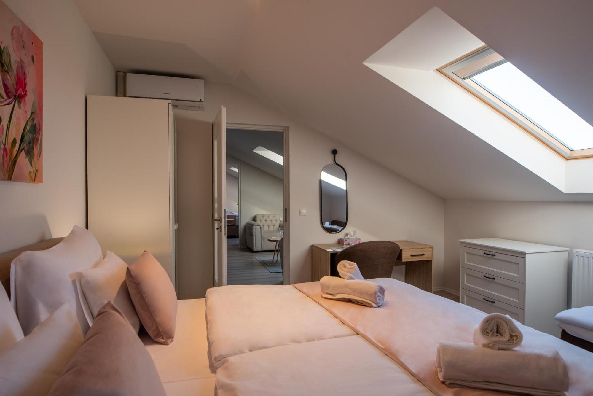 Holdvirag Hotel Sarvar Bagian luar foto