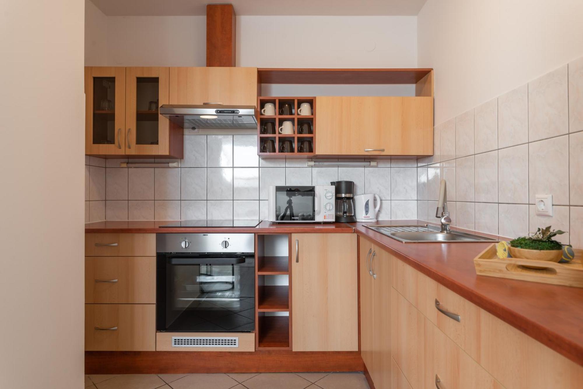 Holdvirag Hotel Sarvar Bagian luar foto