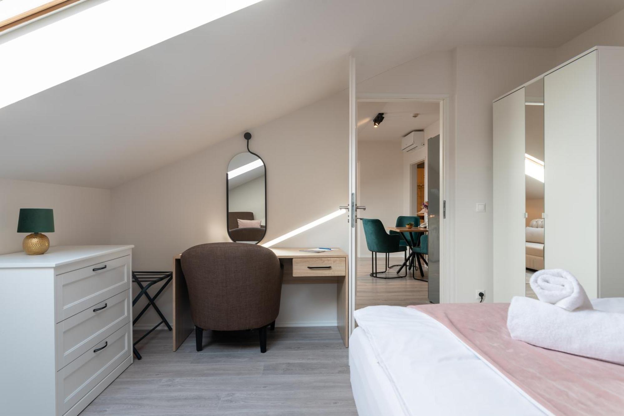 Holdvirag Hotel Sarvar Bagian luar foto