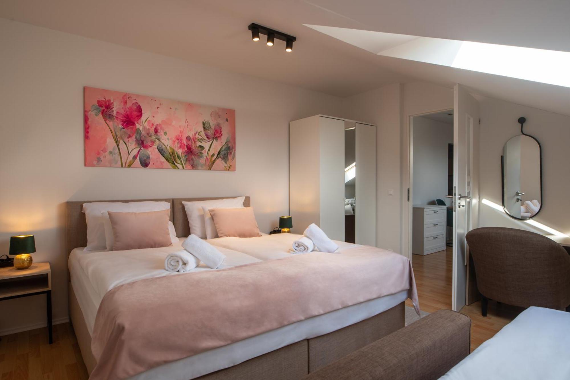 Holdvirag Hotel Sarvar Bagian luar foto
