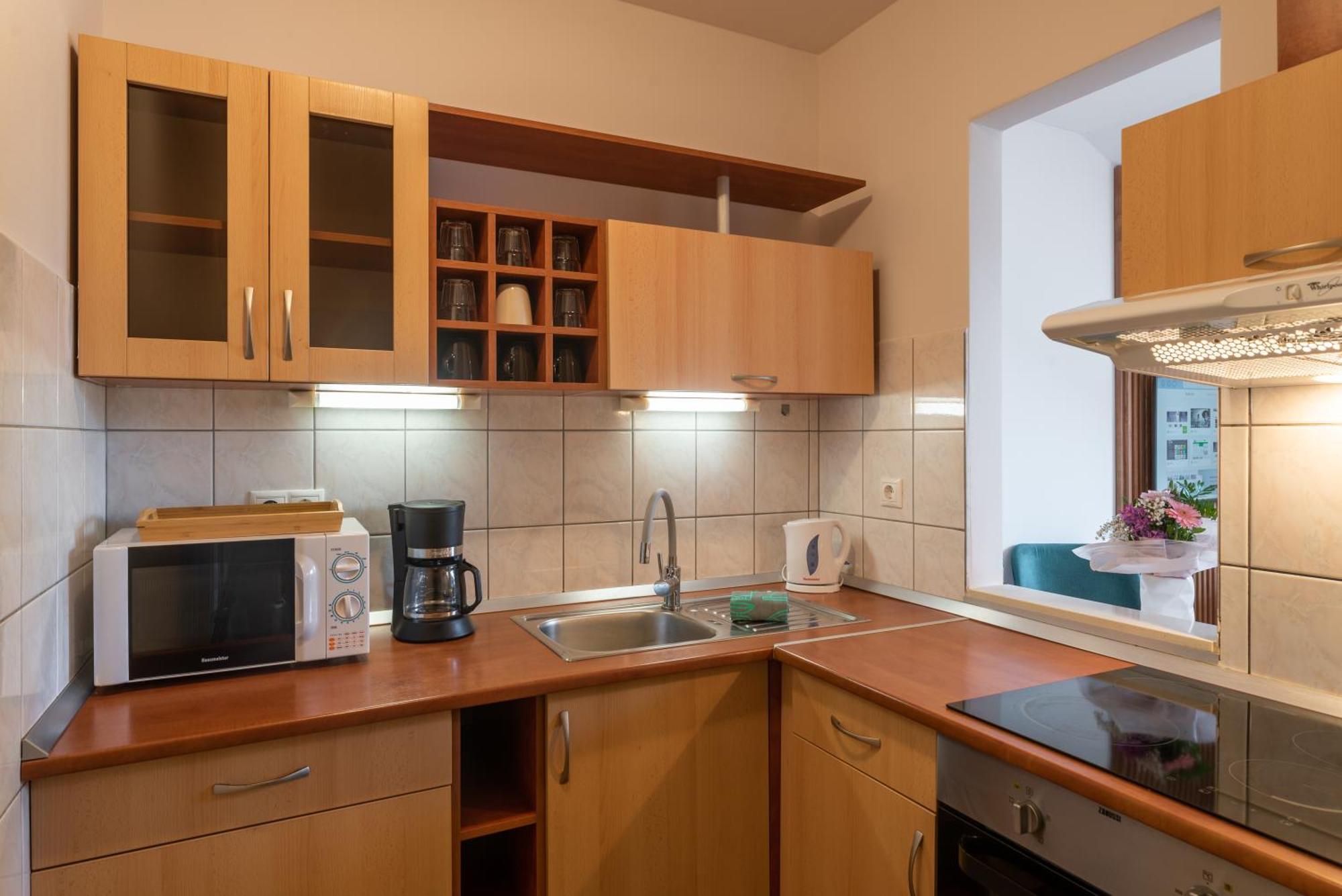 Holdvirag Hotel Sarvar Bagian luar foto