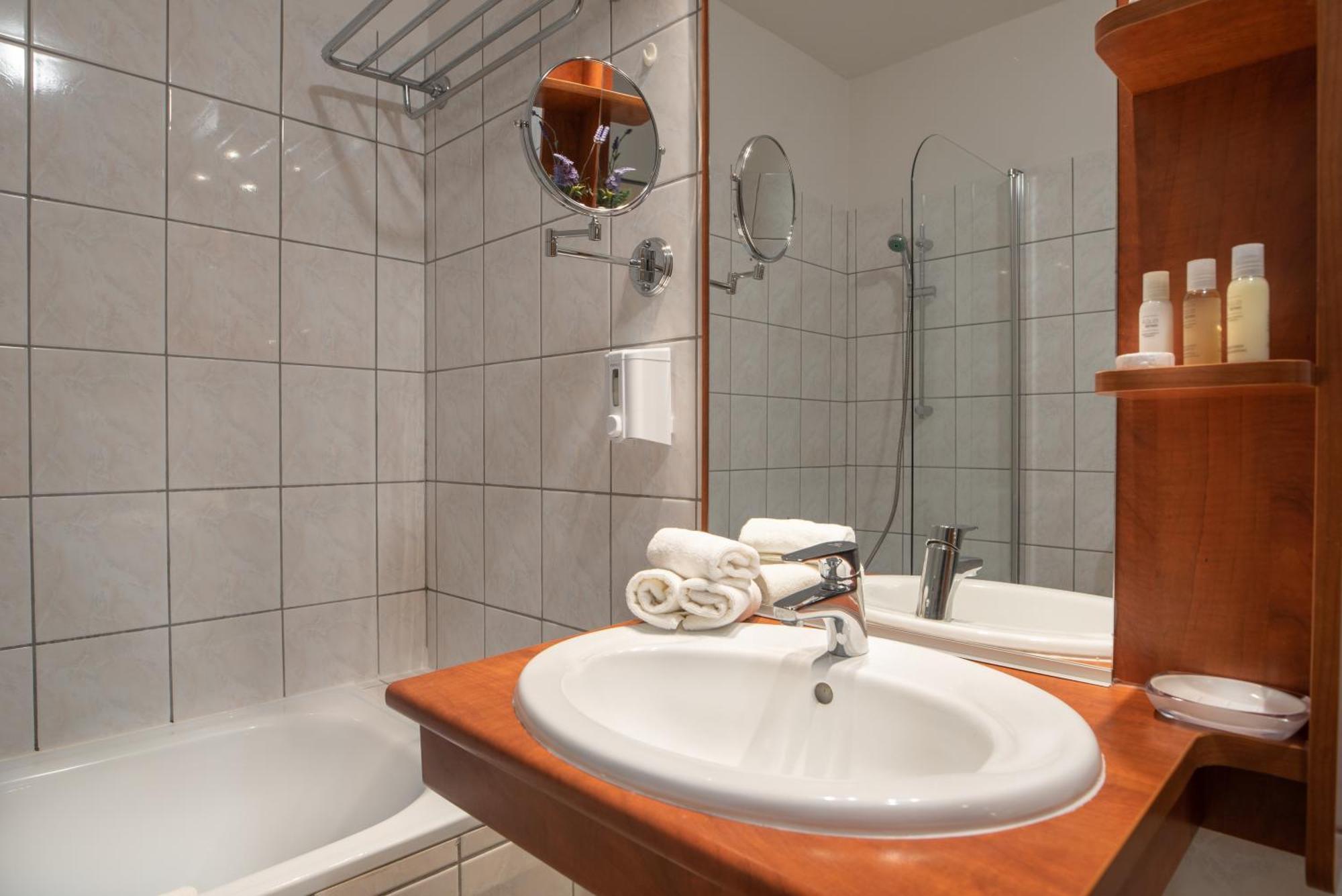 Holdvirag Hotel Sarvar Bagian luar foto