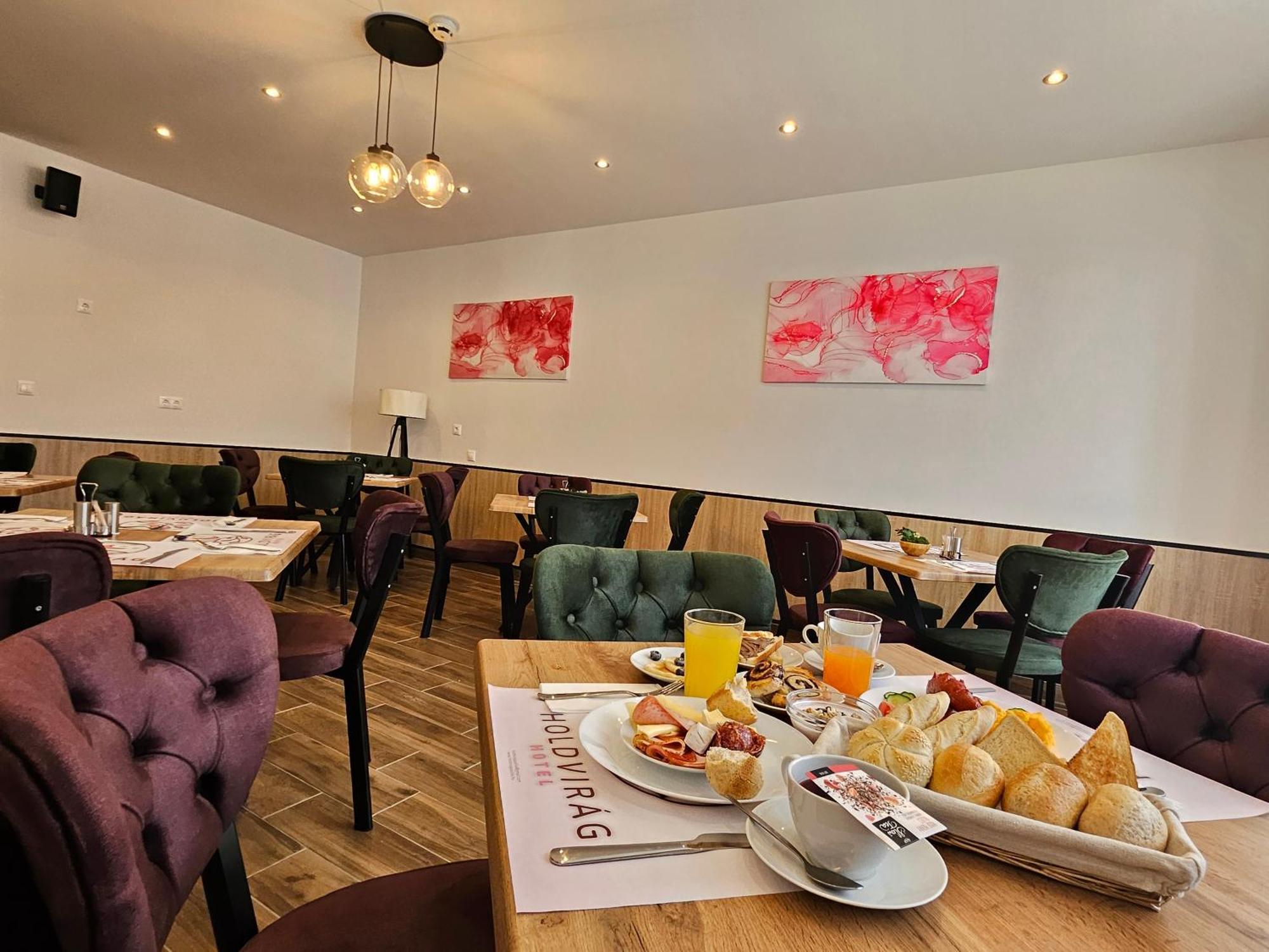 Holdvirag Hotel Sarvar Bagian luar foto