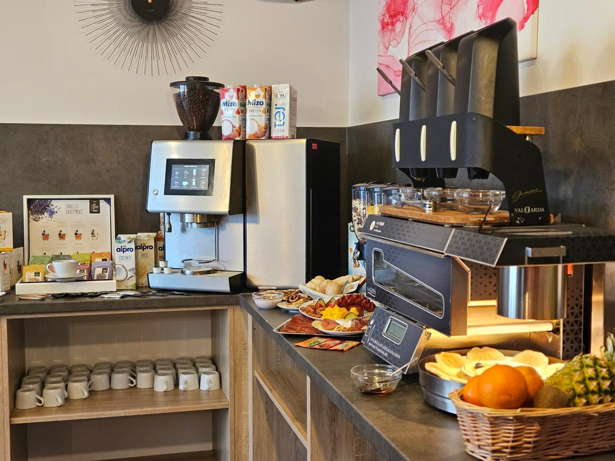 Holdvirag Hotel Sarvar Bagian luar foto