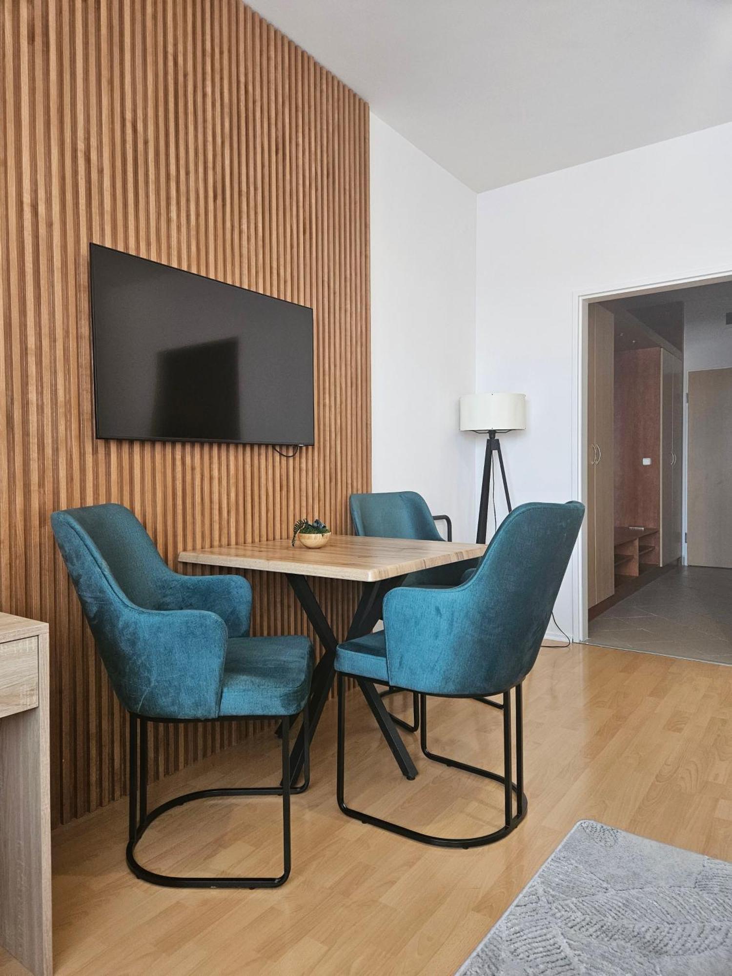 Holdvirag Hotel Sarvar Bagian luar foto