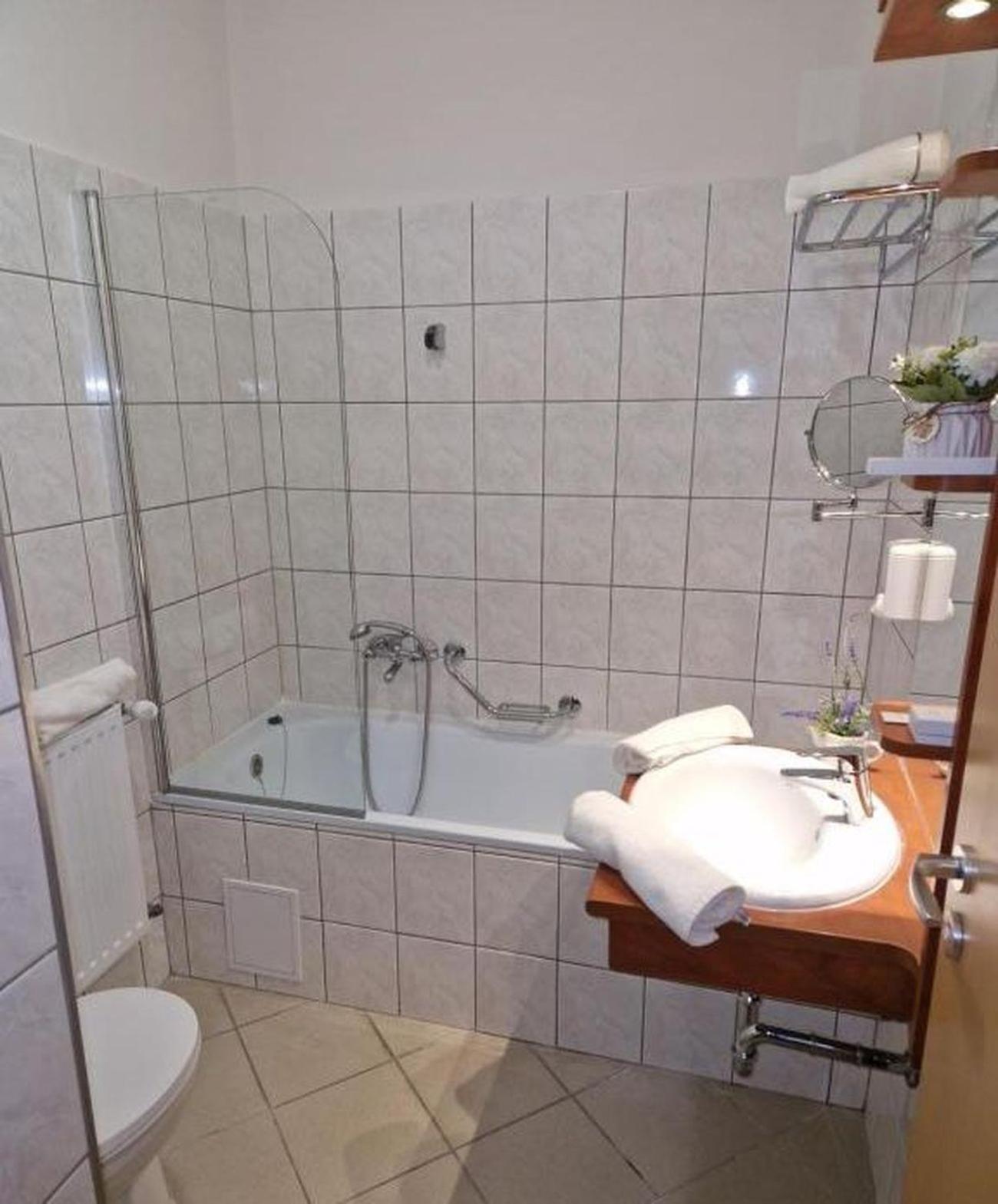 Holdvirag Hotel Sarvar Bagian luar foto
