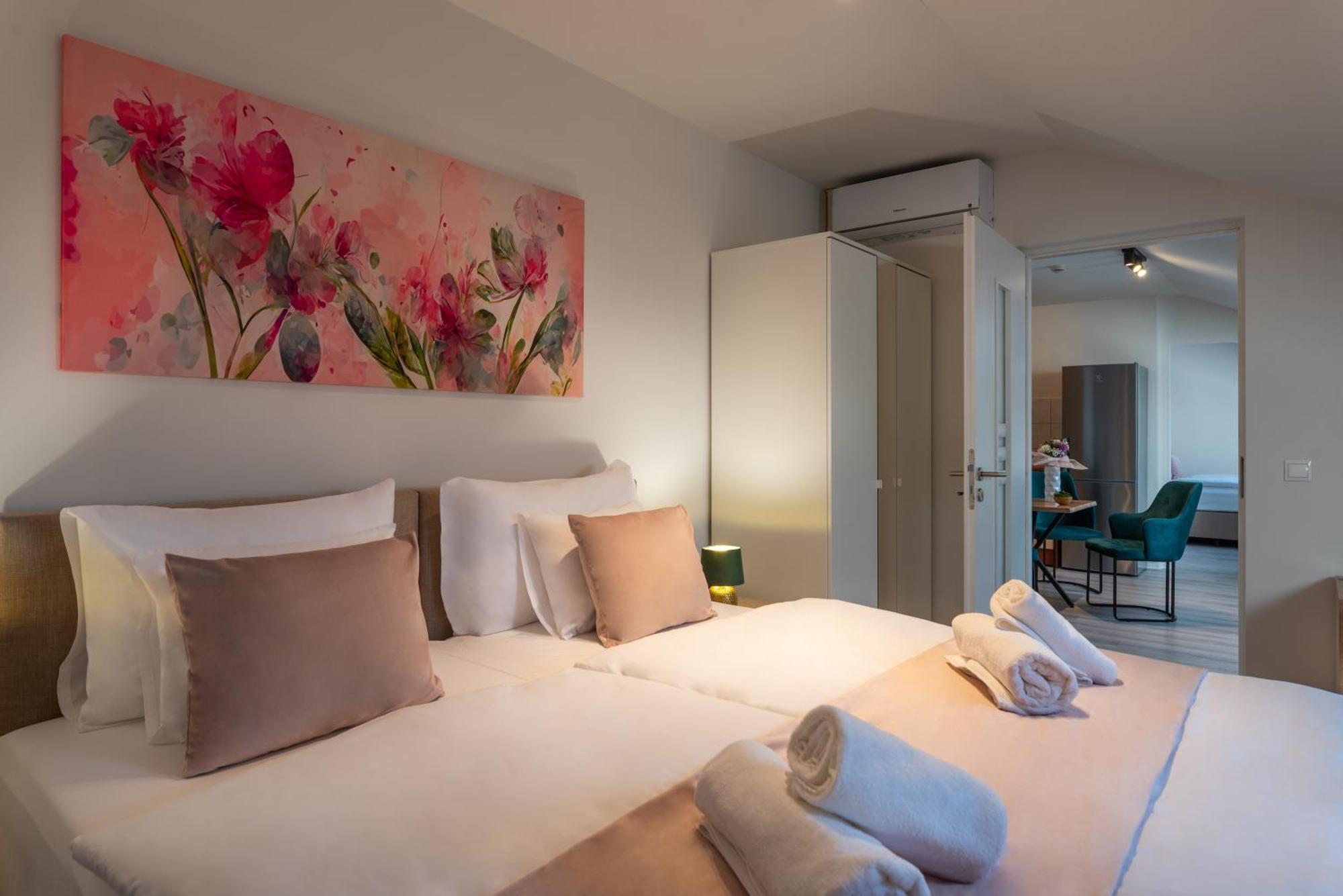 Holdvirag Hotel Sarvar Ruang foto