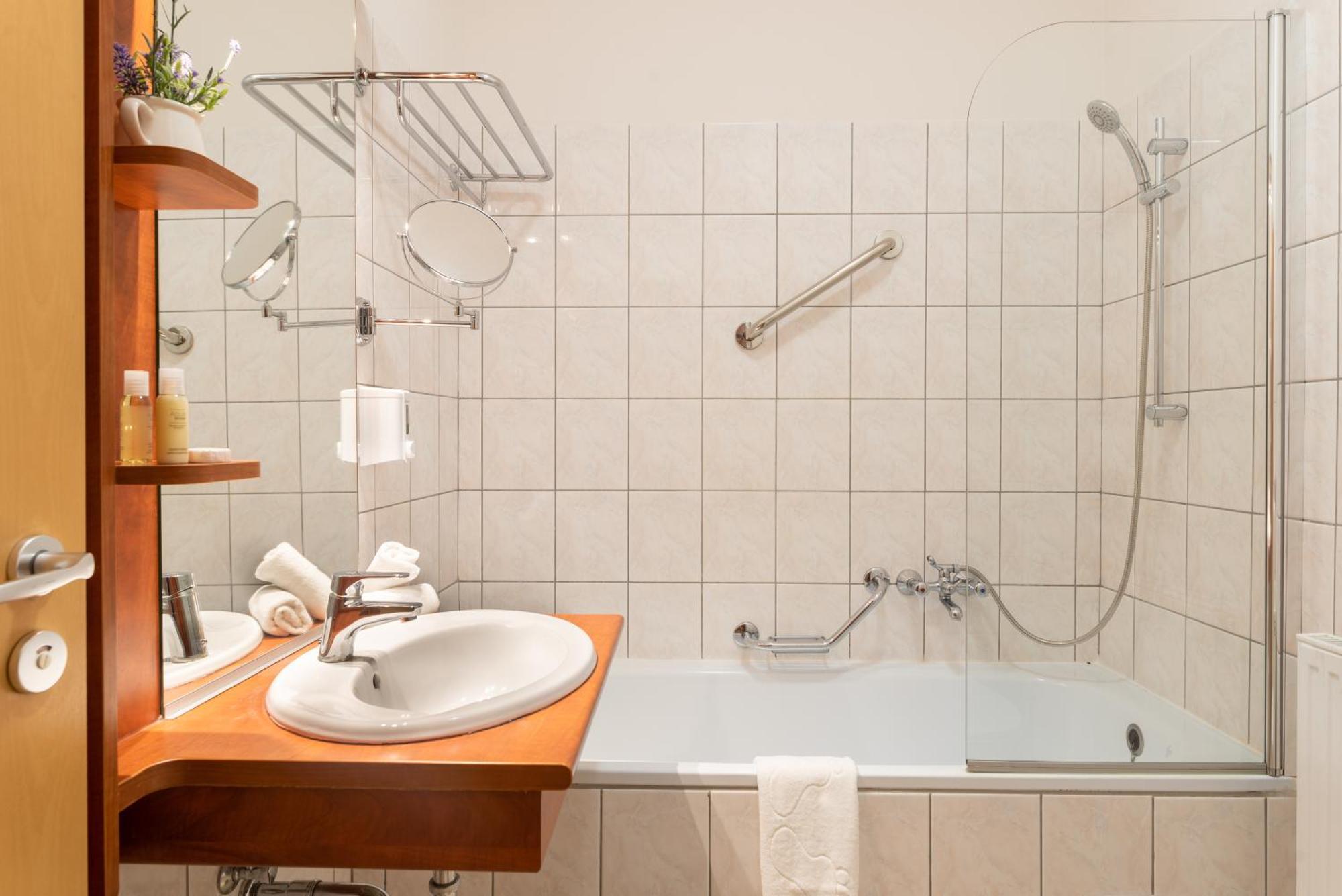 Holdvirag Hotel Sarvar Ruang foto