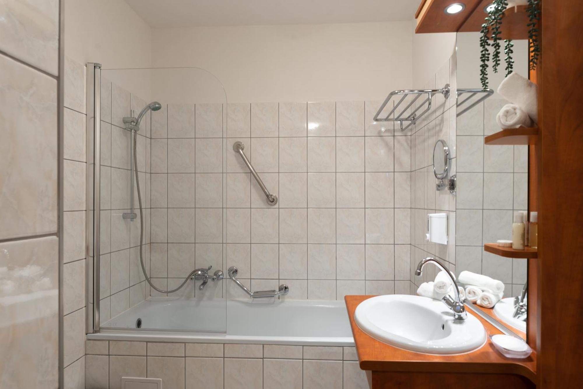 Holdvirag Hotel Sarvar Ruang foto