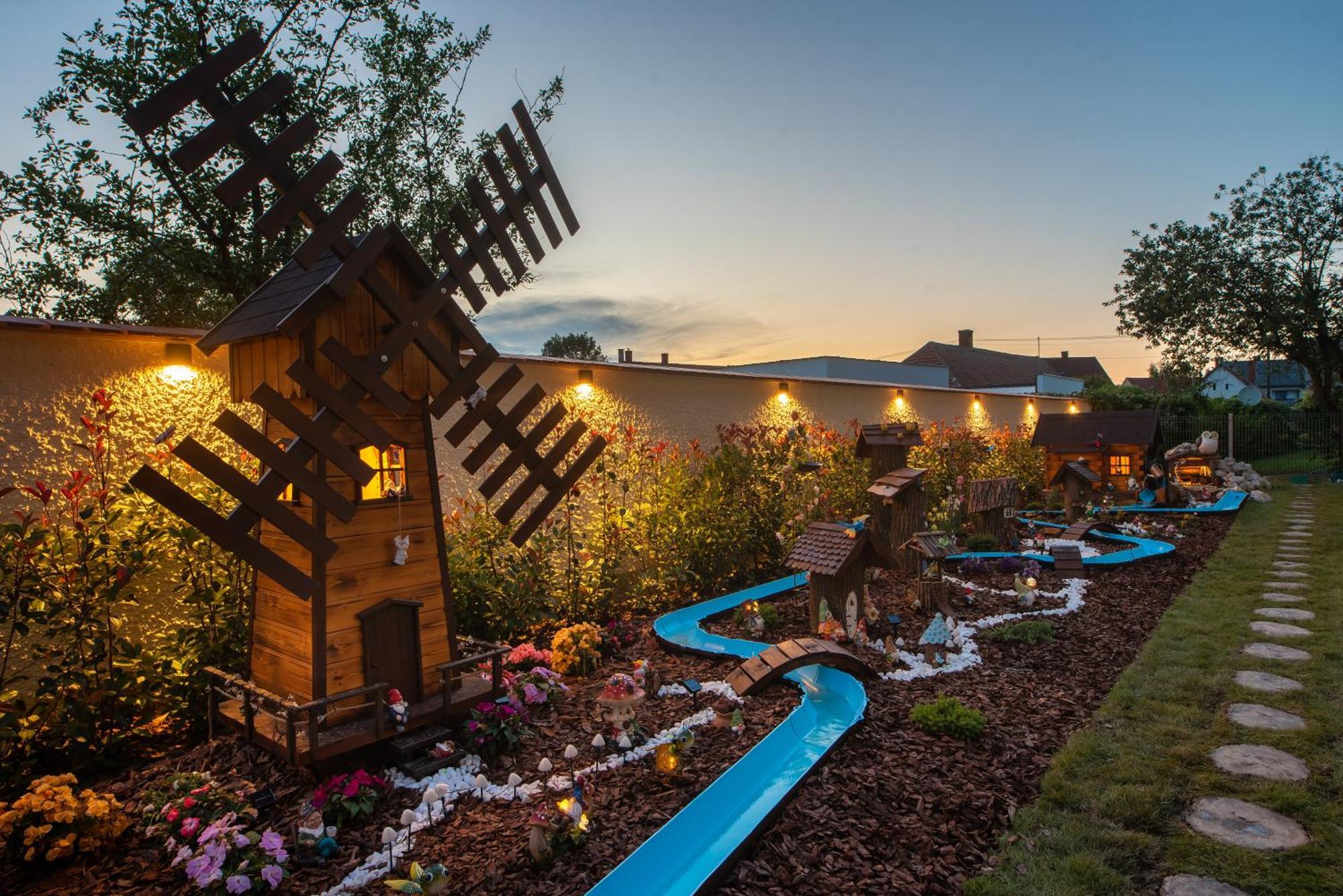 Holdvirag Hotel Sarvar Bagian luar foto