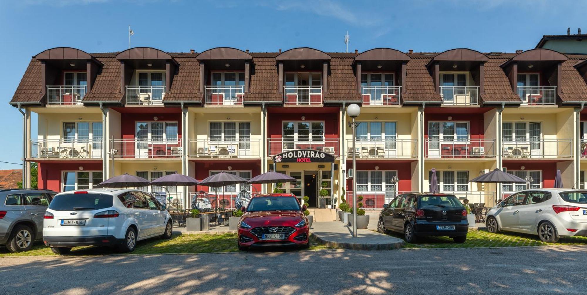 Holdvirag Hotel Sarvar Bagian luar foto
