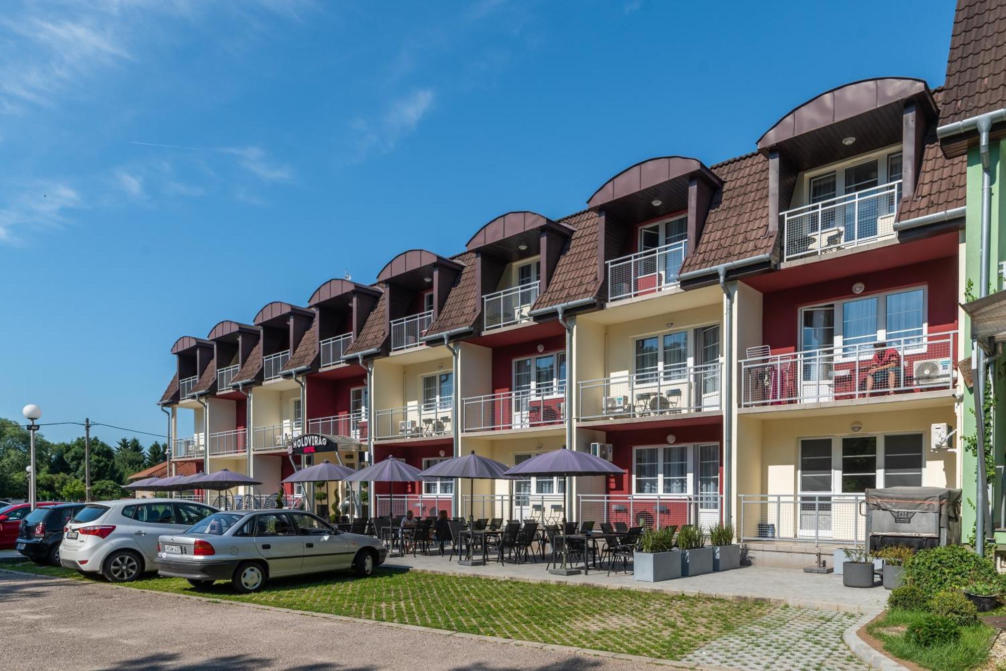 Holdvirag Hotel Sarvar Bagian luar foto